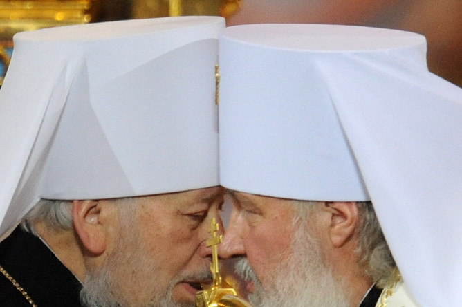 Митрополит Киевский и всея Украины Владимир и местоблюститель Патриаршего престола митрополит Смоленский и Калининградский Кирилл после объявления результатов об избрании митрополита Кирилла патриархом Московским и всея Руси на Поместном соборе Русской православной церкви в храме Христа Спасителя. Январь 2009 года