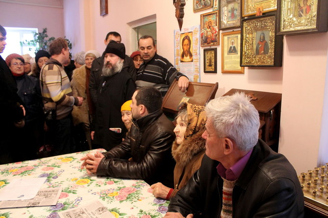 Теперь прихожане собираются в импровизированной молитвенной комнате в Доме милосердия