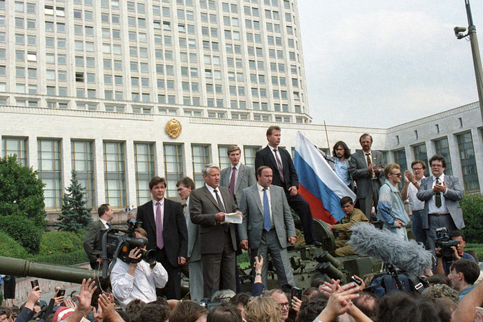 Борис Ельцин с башни танка обращается к народу