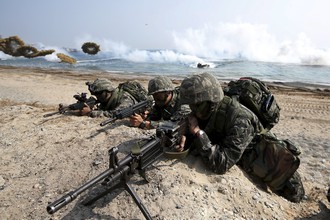 Американские и южнокорейские военные отрабатывают высадку морского десанта на берег