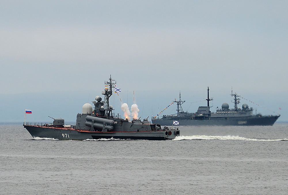 Ракетный катер проекта 12411 во время парада кораблей на праздновании Дня Военно-морского флота России в акватории Амурского залива