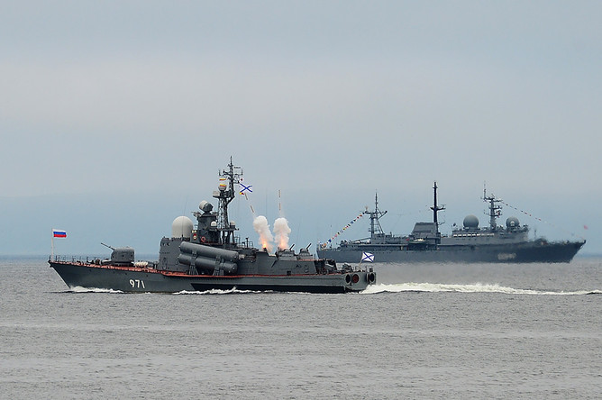 Ракетный катер проекта 12411 во время парада кораблей на праздновании Дня Военно-морского флота России в акватории Амурского залива