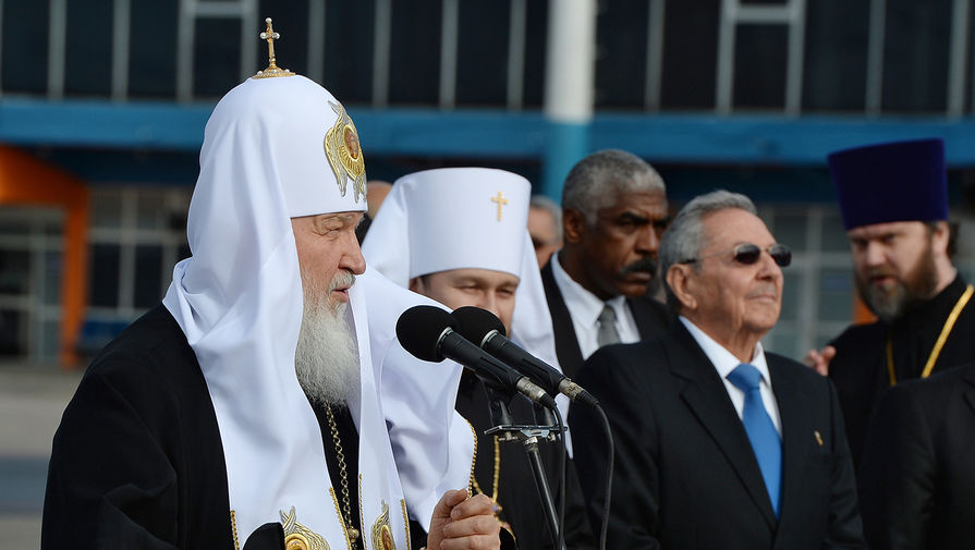 Патриарх Московский и всея Руси Кирилл (слева) и председатель Государственного совета Кубы Рауль Кастро (второй справа) во время встречи в&nbsp;аэропорту города Гаваны