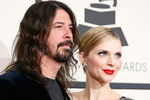 Фронтмен группы Foo Fighters и экс-барабанщик Nirvana Дейв Грол с женой перед церемонией вручения наград «Грэмми»