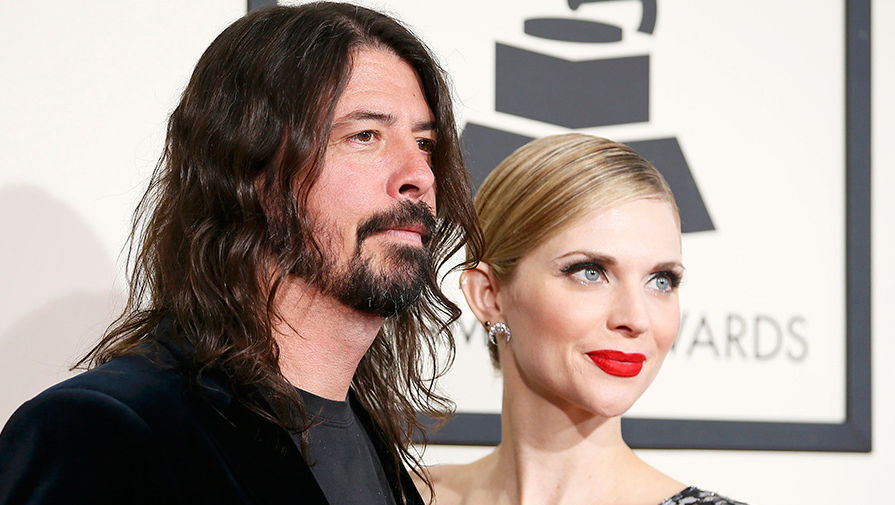 Фронтмен группы Foo Fighters и экс-барабанщик Nirvana Дейв Грол с&nbsp;женой перед&nbsp;церемонией вручения наград &laquo;Грэмми&raquo;