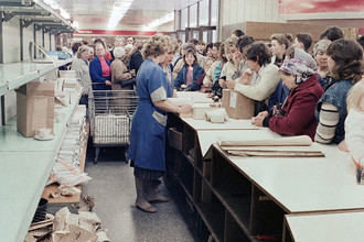 Люди скупают посуду в магазине Вильнюса, 27 апреля 1990 года