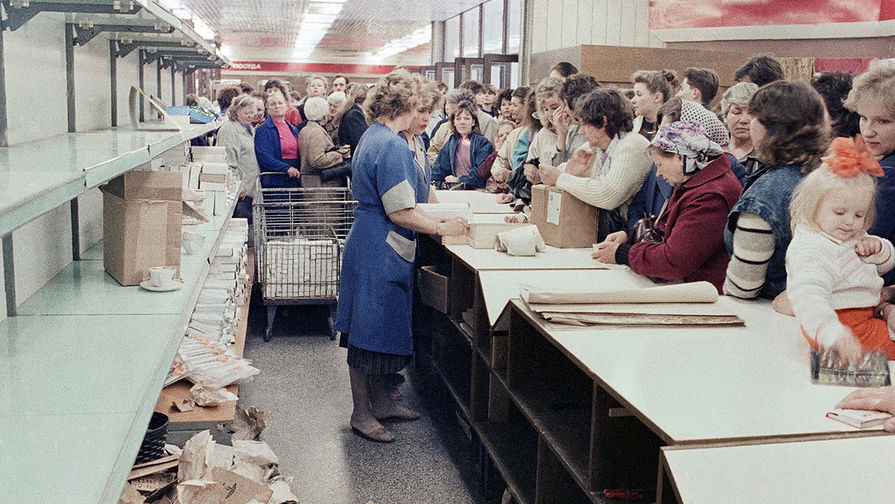 Люди скупают посуду в магазине Вильнюса, 27 апреля 1990 года