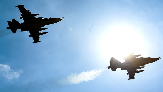 Штурмовики Су-25 во время совместной тренировки групп парадного строя авиации к параду Победы на...