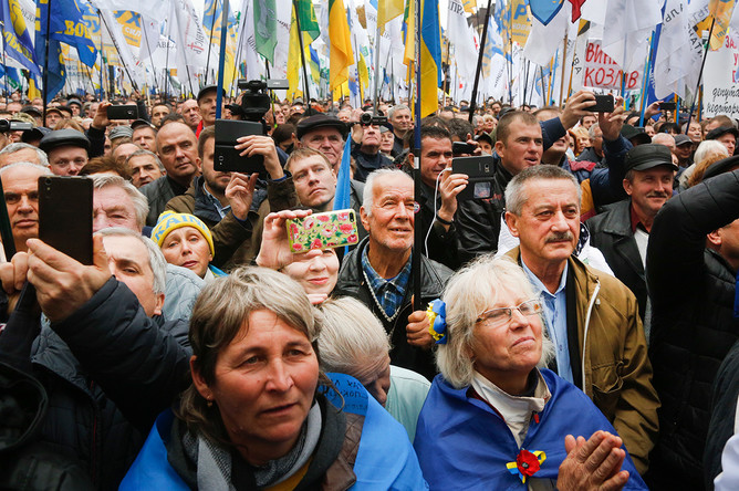 Участники акции во время выступления Михаила Саакашвили в Киеве, 17 октября 2017 года