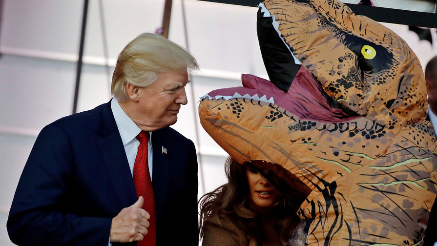 Президент США Дональд Трамп и его супруга Меланья во время празднования Хеллоуина в Белом доме, 30 октября 2017 года
