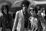 Участники The Jimi Hendrix Experience Ноэль Реддинг, Джими Хендрикс и Митч Митчелл в аэропорту Хитроу, 1967 год