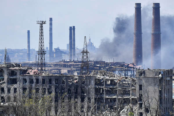 Разрушенные здания на территории металлургического комбината «Азовсталь» в Мариуполе