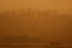 Вид на Старый город Мосул во время песчаной бури, Ирак, 23 мая 2022 года