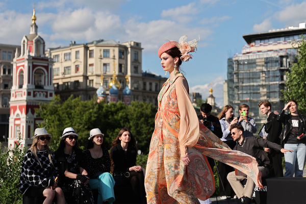 Модель во время показа коллекции модельера Вячеслава Зайцева в рамках открытия Московской недели моды в парке «Зарядье», 2022 год 