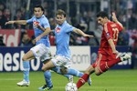Нападающий «Баварии» Марио Гомес забивает один из своих трех мячей в ворота «Наполи»