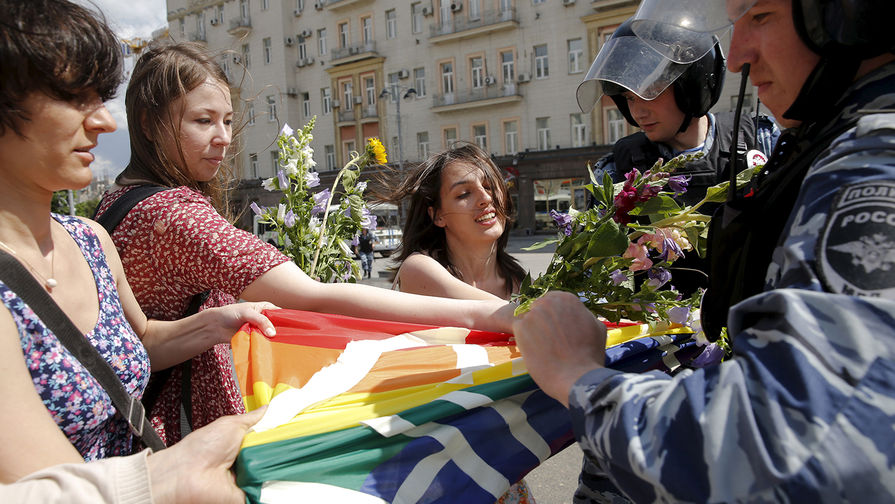 Сотрудники полиции и участники акции ЛГБТ-движения в центре Москвы, май 2015 года