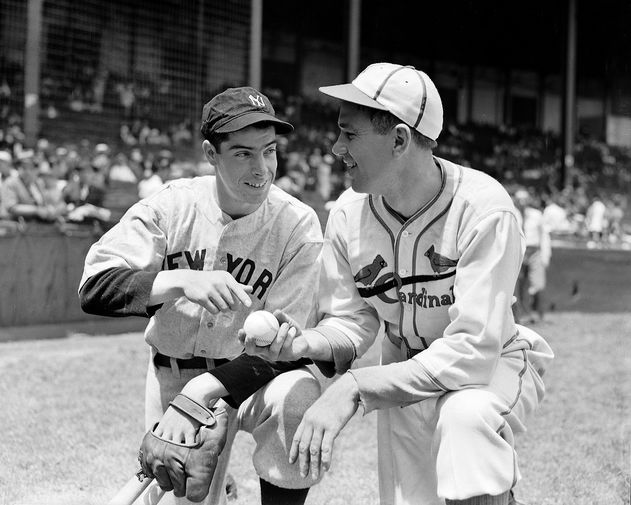 Начинающий игрок «Нью-Йорк Янкиз» Джо Ди Маджо и питчер «Сент-Луис Кардиналс» Диззи Дин во время игры в&nbsp;Бостоне, 1936 год