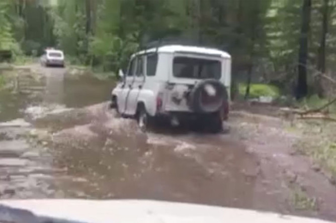 Ситуация на месте происшествия, где автомобиль УАЗ опрокинулся в реку, 12 июля 2019 года