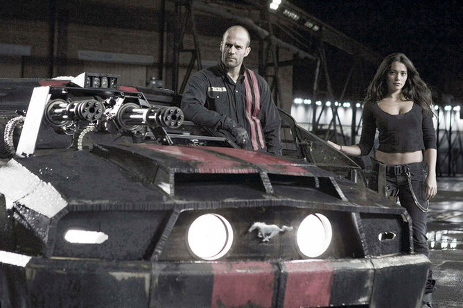 Джейсон Стэйтем и Натали Мартинес в фильме «Смертельная гонка» (2008)