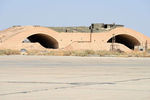 Арочные укрытия для авиатехники на аэродроме Эш-Шайрат. Воронок от ударов американских крылатых ракет не видно