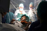 53-летняя Дагмар Тернер играет на скрипке во время операции по удалению опухоли мозга в больнице Королевского колледжа в Лондоне. Фотография предоставлена агентству 19 февраля 2020 года