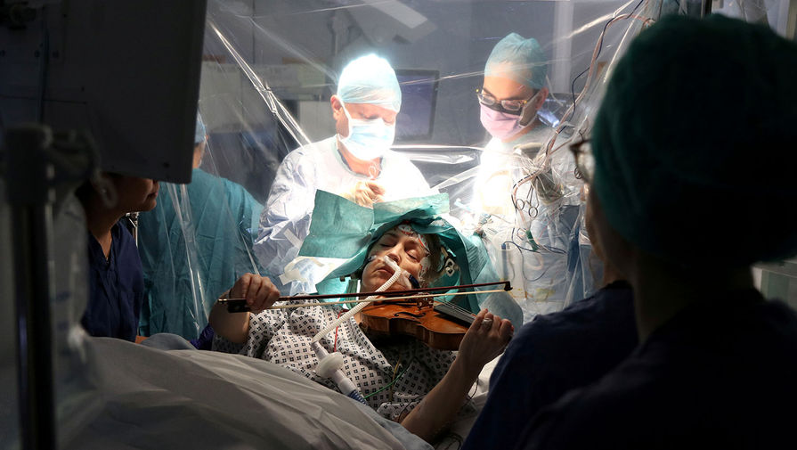 53-летняя Дагмар Тернер играет на&nbsp;скрипке во время операции по&nbsp;удалению опухоли мозга в&nbsp;больнице Королевского колледжа в&nbsp;Лондоне. Фотография предоставлена агентству 19 февраля 2020 года