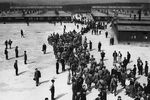 Американские солдаты идут через концентрационный лагерь Бухенвальд, 19 апреля 1945 года