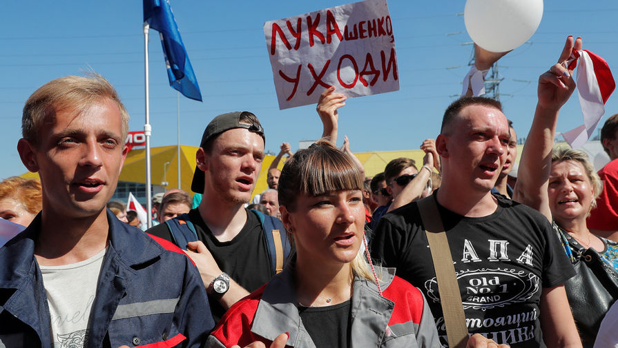 Рабочие во время митинга у&nbsp;Минского завода колесных тягачей, 17 августа 2020 года