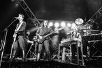 Группа Nautilus Pompilius была основана в 1982 году Бутусовым и Умецким. Год спустя они записали альбом “Переезд”, и в коллектив пришел Илья Кормильцев. С ним были записаны альбомы “Невидимка” (1985), “Разлука” (1986), “Князь тишины” (1989) и другие. Впоследствии состав группы часто менялся
<br><br>
<b>На фото:</b> Рок-группа «Наутилус Помпилиус» из Свердловска во время выступления в Лужниках, 1988 год
