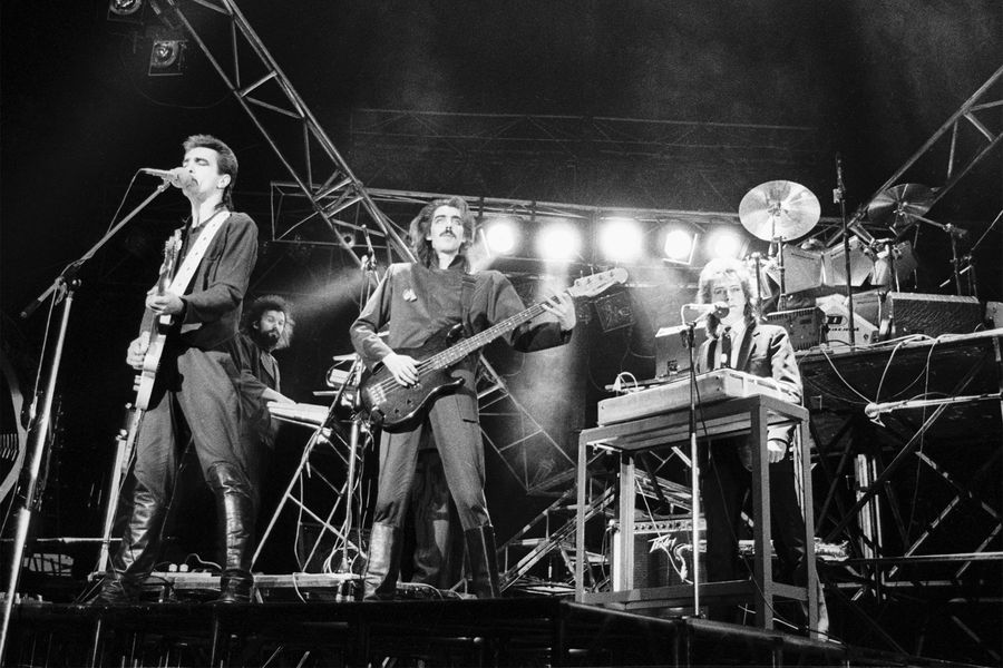 Группа Nautilus Pompilius была основана в&nbsp;1982&nbsp;году Бутусовым и Умецким. Год спустя они записали альбом “Переезд”, и в&nbsp;коллектив пришел Илья Кормильцев. С&nbsp;ним были записаны альбомы “Невидимка” (1985), “Разлука” (1986), “Князь тишины” (1989) и другие. Впоследствии состав группы часто менялся
<br><br>
<b>На фото:</b> Рок-группа &laquo;Наутилус Помпилиус&raquo; из&nbsp;Свердловска во время выступления в&nbsp;Лужниках, 1988&nbsp;год
