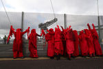 Протест активистов движения Red Rebel Brigade перед забором места проведения Конференции ООН по изменению климата (COP26) в Глазго, 5 ноября 2021 года