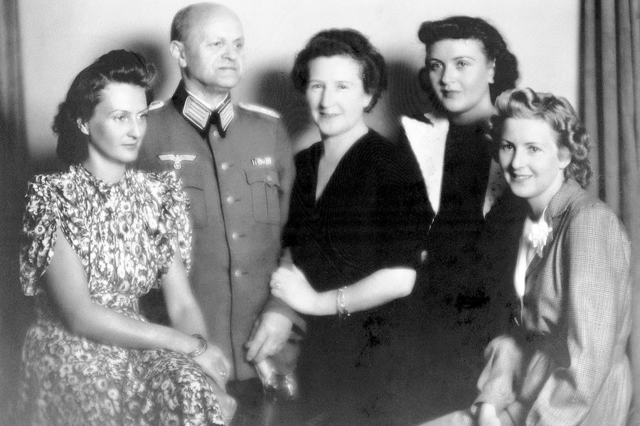 Ева Браун (крайняя справа) со своими родителями Фрицем и Франциской Браун и сестрами Ильзе и Маргаритой, 1940&nbsp;год