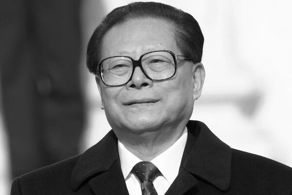 <b>Цзян Цзэминь (17 августа 1926&nbsp;&mdash; 30&nbsp;ноября 2022)</b> &mdash; бывший председатель КНР (1993-2003), генеральный секретарь Центрального комитета Коммунистической партии Китая (1989-2002). Во время нахождения у&nbsp;власти Цзян Цзэминя произошло несколько серьезных реформ, в&nbsp;том числе частичная приватизация

