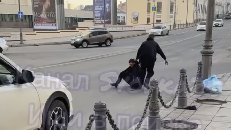 Водитель из Владивостока выкинул пассажира из автомобиля, протащил по улице и избил