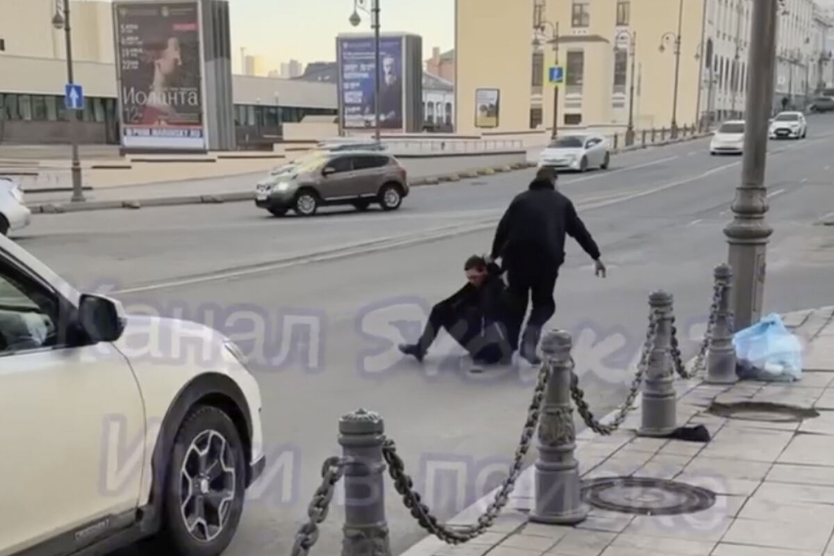 Водитель из Владивостока выкинул пассажира из автомобиля, протащил по улице  и избил - Газета.Ru | Новости