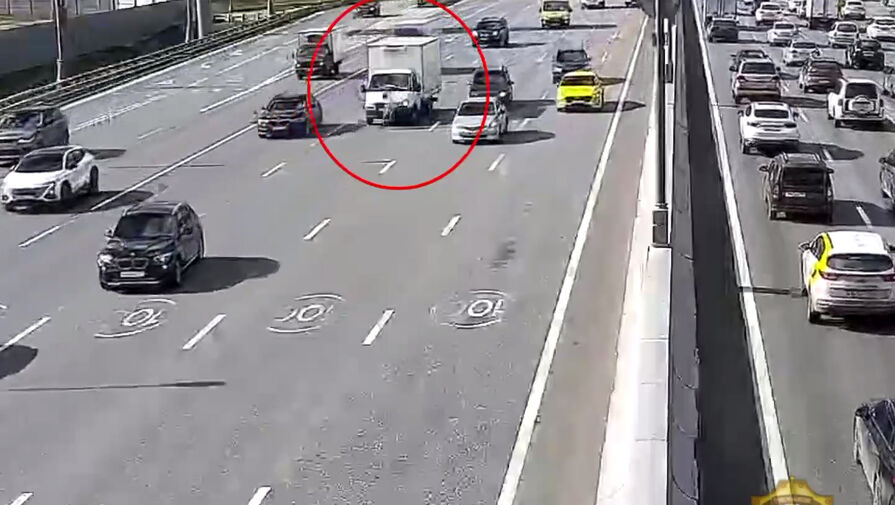 Появилось видео, как водитель Газели бежит по МКАД за чужим кошельком