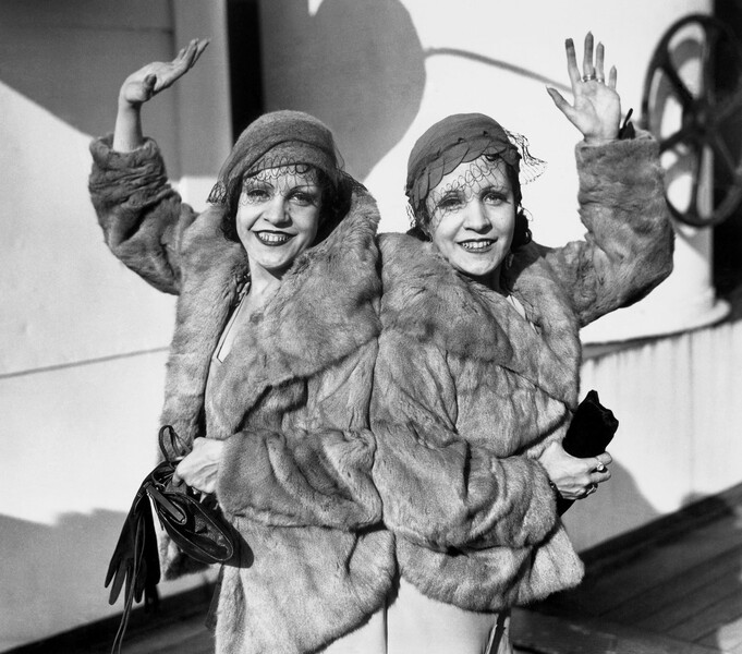 <b>Дейзи и Виолетта Хилтон</b>
<br><br>
Дейзи и Виолетта дружили с&nbsp;комиком Бобом Хоупом и известным иллюзионистом Гарри Гудини, имели многочисленные романы и состояли в&nbsp;нескольких коротких браках. В&nbsp;1961 году они вынуждены были закончить сценическую карьеру и устроились работать в&nbsp;продуктовый магазин. Через&nbsp;восемь лет сестры умерли от гонконгского гриппа с&nbsp;разницей в&nbsp;несколько дней.
<br><br>
<b>На фото:</b> Дейзи и Виолетта Хилтон на&nbsp;борту теплохода &laquo;Аквитания&raquo; по&nbsp;возвращении с&nbsp;гастролей в&nbsp;Англии, 1933&nbsp;год
