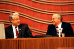 Президент СССР Михаил Горбачев и председатель Верховного совета РСФСР Борис Ельцин в президиуме IV съезда народных депутатов СССР, 1990 год