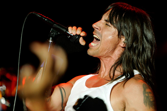 Вокалист группы Red Hot Chili Peppers Энтони Кидис во время концерта в Лос-Анджелесе, 2005