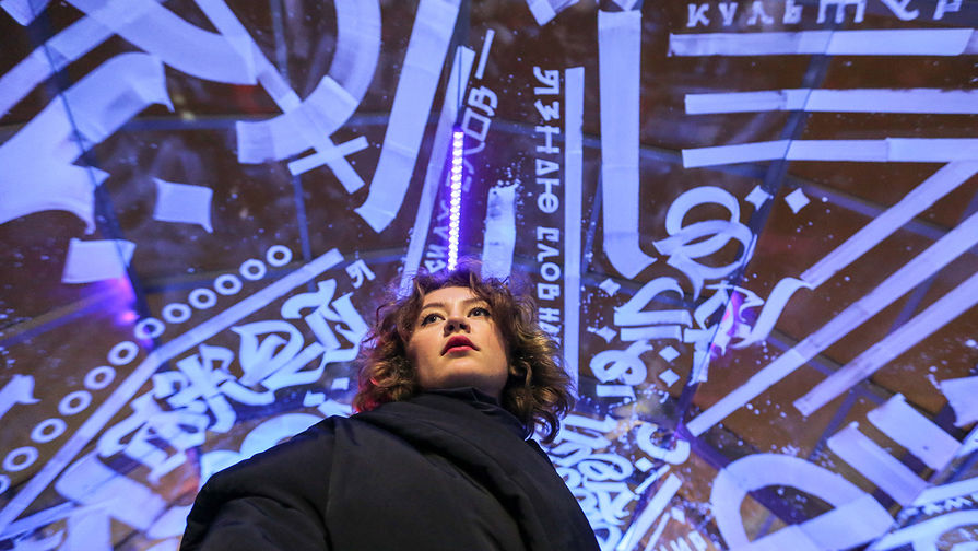 Девушка во время осмотра интерактивной инсталляции в&nbsp;пешеходном тоннеле ТРК &laquo;Атриум&raquo; в&nbsp;рамках акции &laquo;Ночь искусств&raquo;
