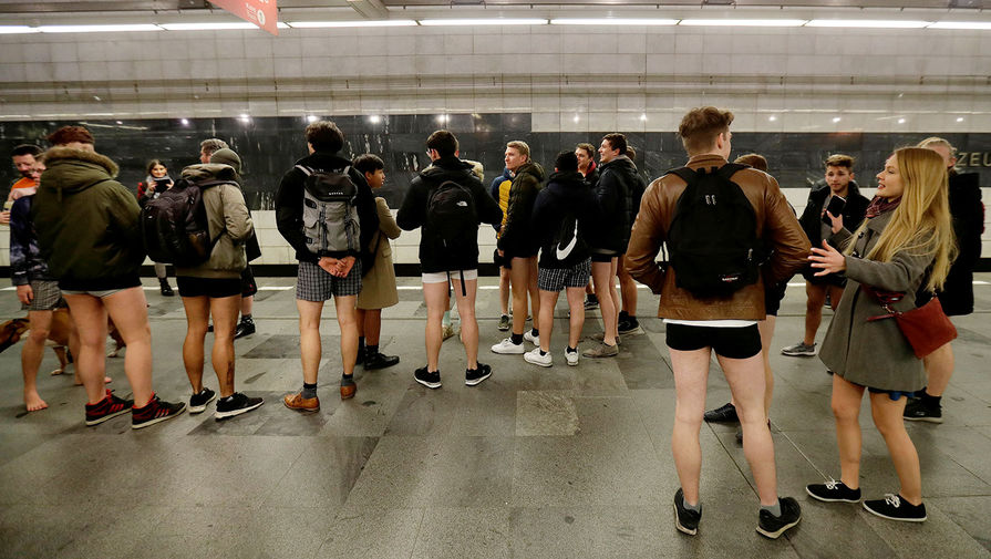 Участники акции No Pants Subway Ride в Праге. 