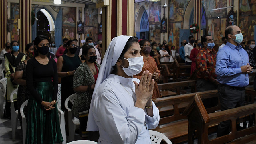 Прихожане молятся во время Рождественской мессы в&nbsp;Базилике Богоматери на&nbsp;горе, более известной как церковь на&nbsp;горе Марии, в&nbsp;Мумбаи, 24 декабря 2020 года