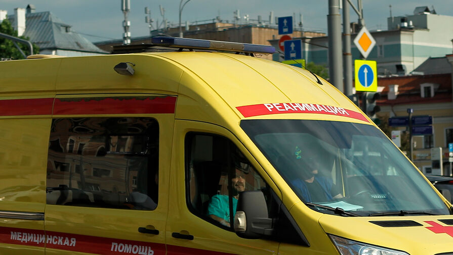 В Красноярске скорая помощь подобрала сбитого автобусом пенсионера