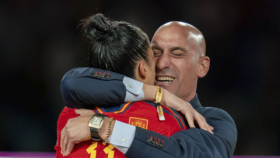 Поцеловавший футболистку экс-глава футбола Испании был задержан