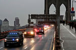 Полицейский конвой с наркобароном Хоакином «Эль Чапо» Гусманом на Бруклинском мосту в Нью-Йорке, 20 января 2017 года