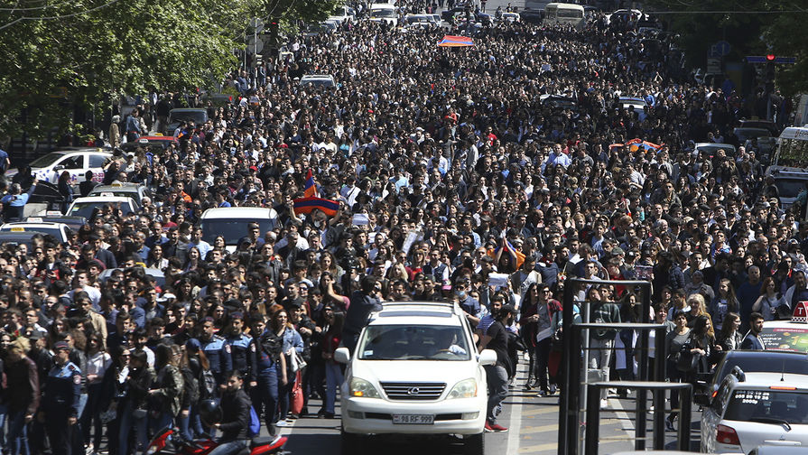 Во время акции протеста в&nbsp;Ереване, 23 апреля 2018 года