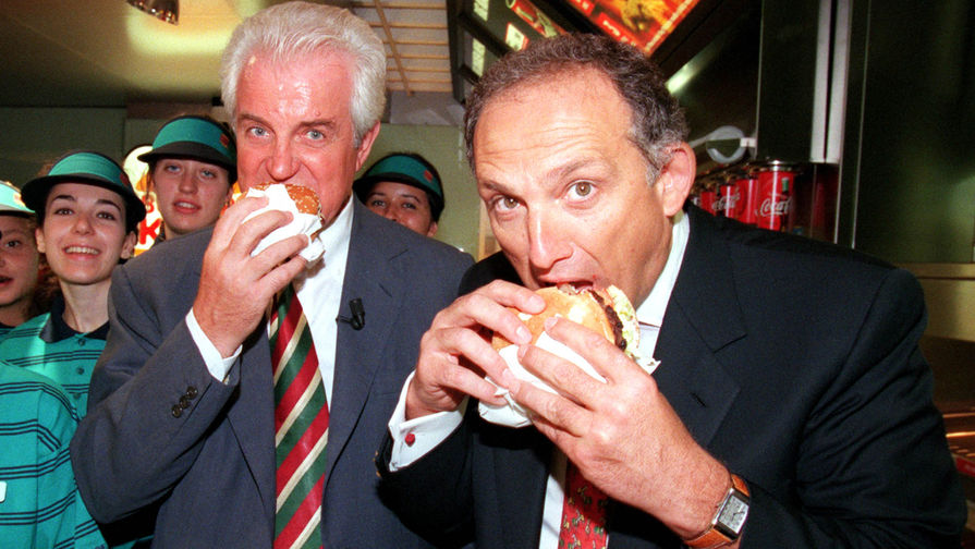 Президент компании Autogrill Джильберто Бенеттон и глава Burger King Деннис Маламатинас во время открытия первого ресторана в Милане, 1999 год