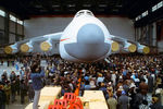 Митинг авиастроителей перед выходом нового сверхтяжёлого транспортного самолёта АН-225 «Мрия» на лётное поле, 10 декабря 1988 год