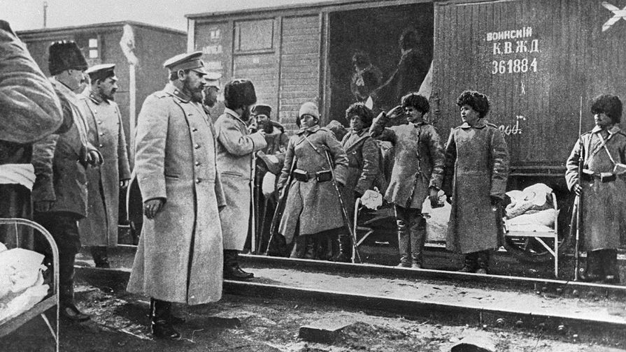 Русско-японская война 1904-1905 гг. Эшелон с солдатами русской армии, ранеными во время Мукденского сражения, на железнодорожной станции во Владивостоке. Март 1905 года
