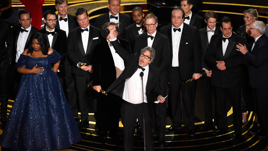 Режиссер Питер Фаррелли и актеры из «Зеленой книги» после получения статуэтки в категории «Лучший фильм» во время церемонии вручения кинопремии «Оскар» в Лос-Анджелесе, 24 февраля 2019 года